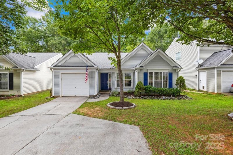 Silverstone, Charlotte Community