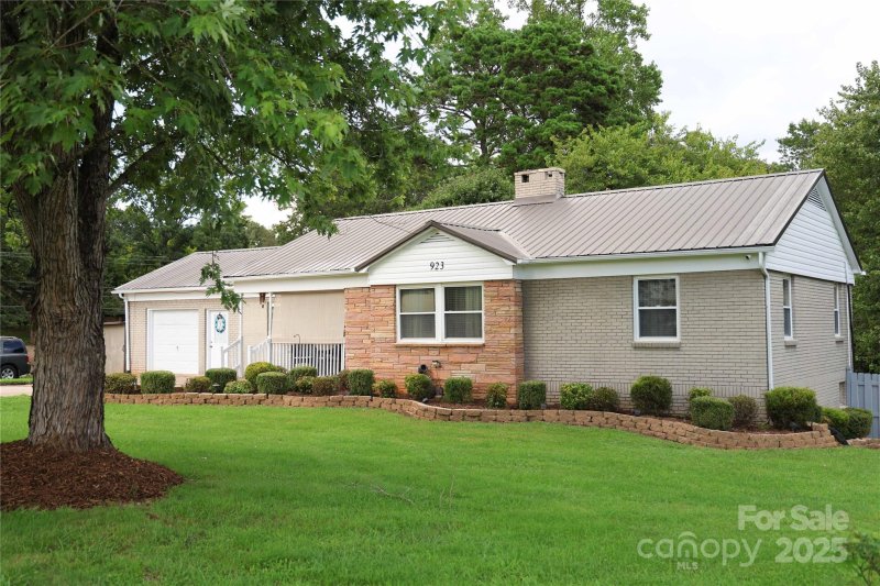 Property image 2 of 923 21st Street Drive in Sweetwater, Hickory, NC 28602