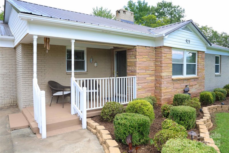 Property image 3 of 923 21st Street Drive in Sweetwater, Hickory, NC 28602