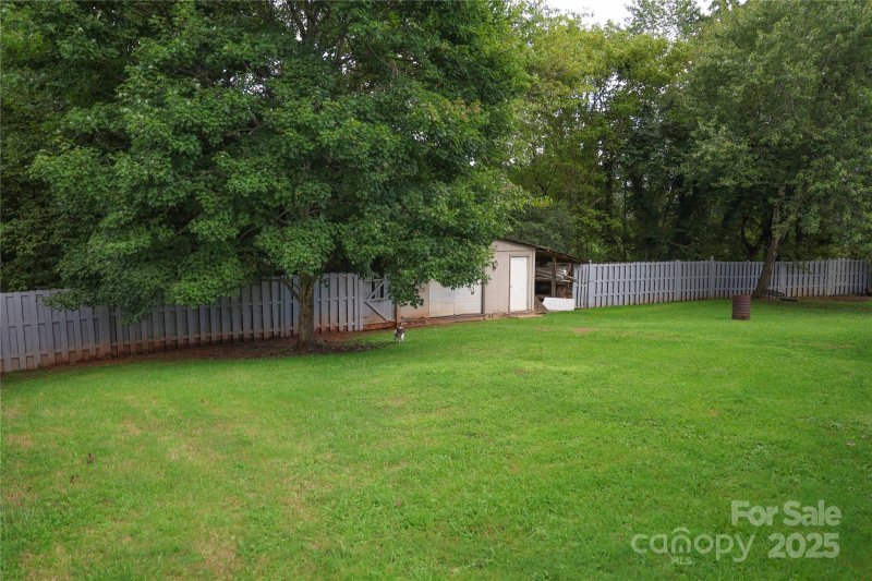 Property image 5 of 923 21st Street Drive in Sweetwater, Hickory, NC 28602