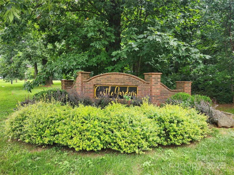 Castle Gardens, Charlotte community