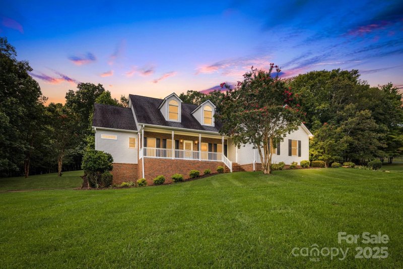 Stoneybrook, Tryon Community