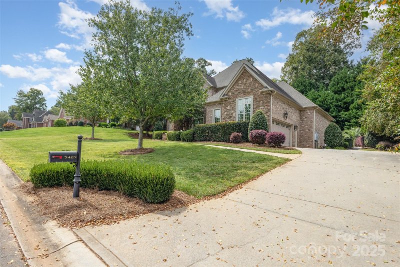 Property image 2 of 3425 Araglin Drive in Waterford Green, Gastonia, NC 28056