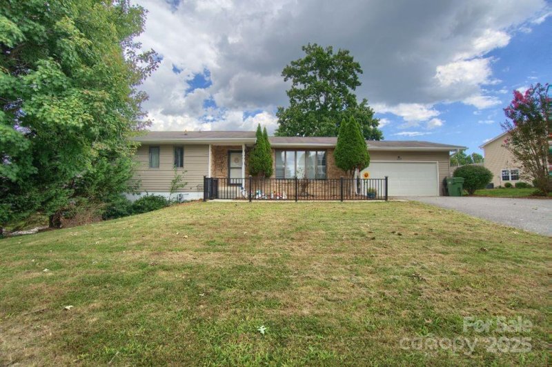 Property image 2 of 100 Birkshire Way in Stafford Hills, Fletcher, NC 28732