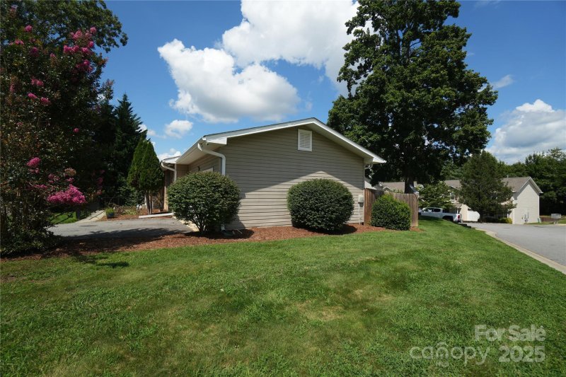 Property image 3 of 100 Birkshire Way in Stafford Hills, Fletcher, NC 28732