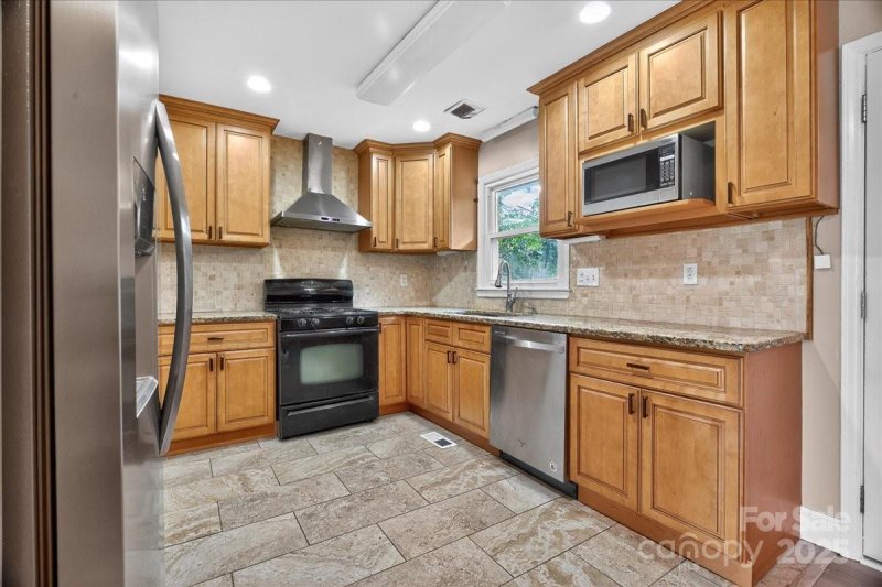 Property image 4 of 2221 Ludlow Drive in University Park, Charlotte, NC 28216