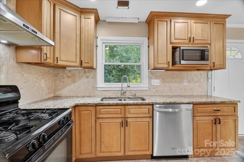 Property image 5 of 2221 Ludlow Drive in University Park, Charlotte, NC 28216