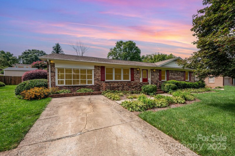 Property image 2 of 2425 Essen Lane in Rhyneland Park, Gastonia, NC 28054