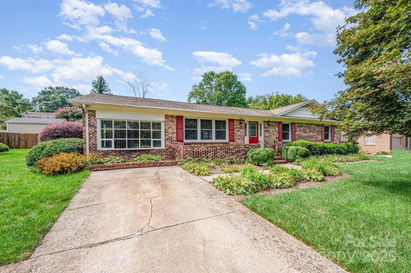 Property image 3 of 2425 Essen Lane in Rhyneland Park, Gastonia, NC 28054