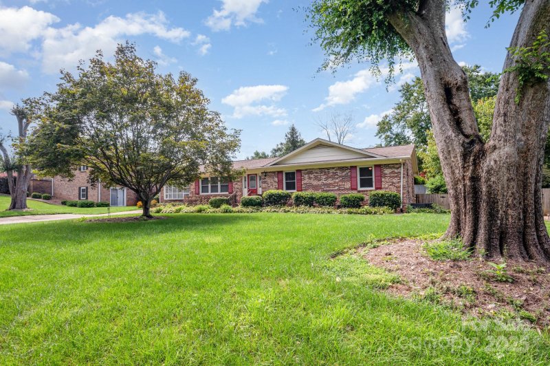 Property image 5 of 2425 Essen Lane in Rhyneland Park, Gastonia, NC 28054
