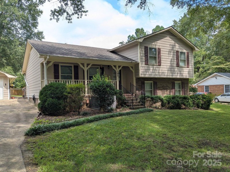 Property image 2 of 105 Redcoat Drive in Foxwood, Fort Mill, SC 29715