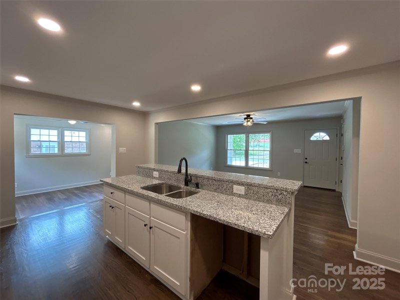 Property image 4 at 6209 Idlebrook Drive, Charlotte, NC 28212