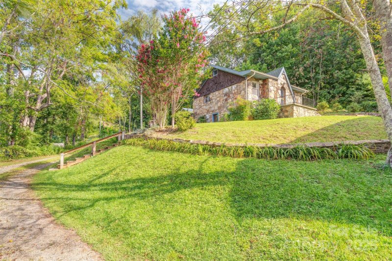 Property image 2 at 9 Koenig Way, Asheville, NC 28804