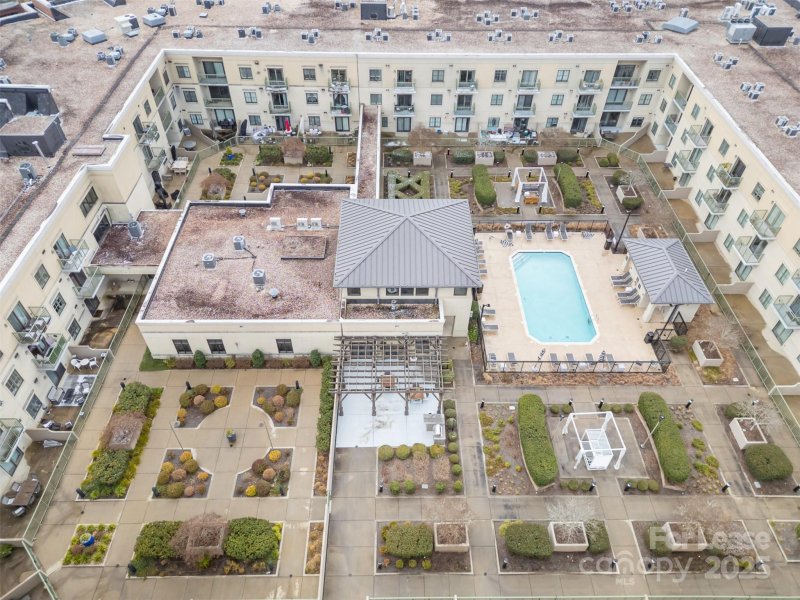 Property image 4 of 3920 Sharon Road in SouthPark, Charlotte, NC 28211