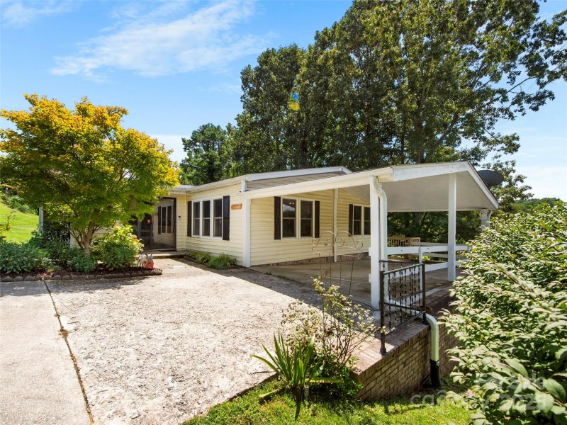 Property image 2 of 200 Cranbrook Circle in Cumberland Village, Hendersonville, NC 28792