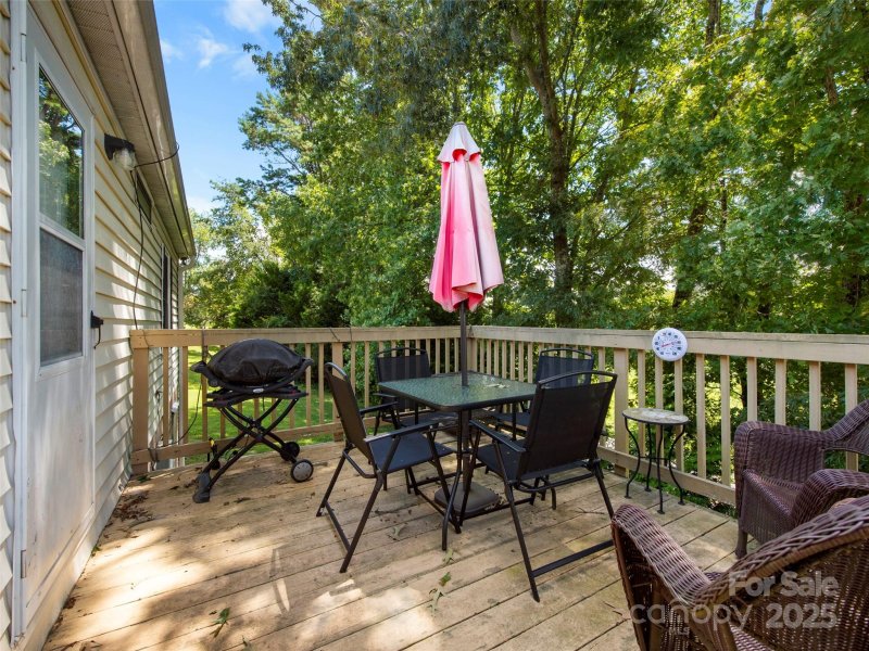 Property image 5 of 200 Cranbrook Circle in Cumberland Village, Hendersonville, NC 28792
