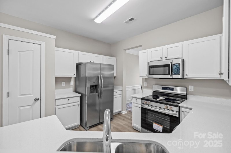 Property image 2 of 8239 Weeping Fig Lane in Kingstree, Charlotte, NC 28215