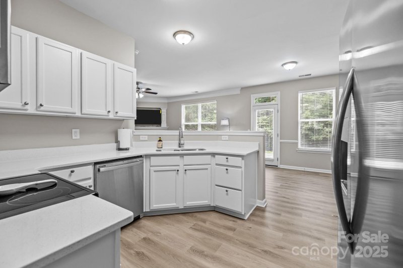 Property image 4 of 8239 Weeping Fig Lane in Kingstree, Charlotte, NC 28215