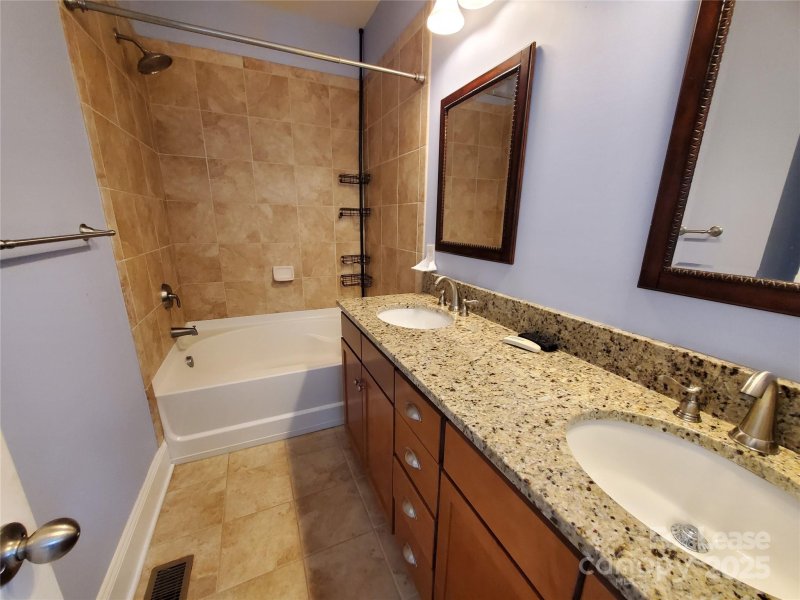 Property image 5 of 245 N Dotger Avenue in Elizabeth, Charlotte, NC 28207