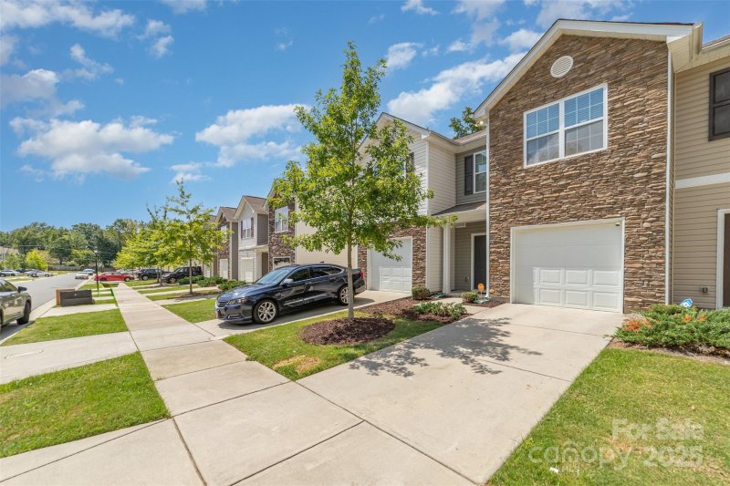 Property image 2 of 6123 Guildford Hill Lane in Guildford Townhomes, Charlotte, NC 28215