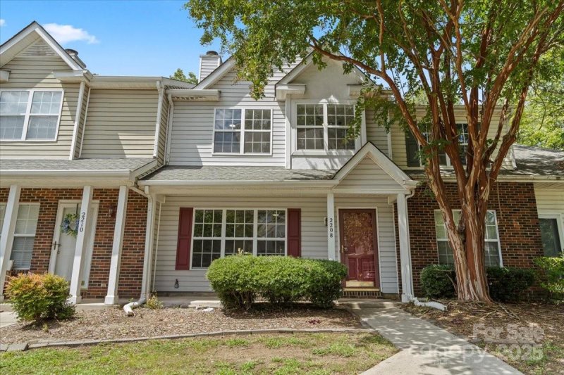 Roxborough II, Charlotte Community