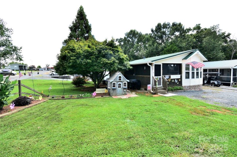 Property image 4 of 101 Hummingbird Circle in Badin Shores Resort, New London, NC 28127