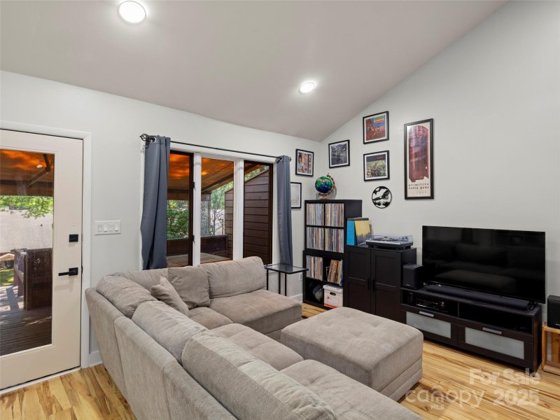 Property image 3 of 507 Woodfield Drive in Woodfield, Asheville, NC 28803