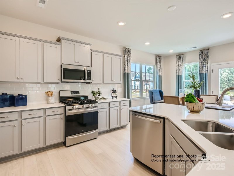 Property image 3 of 1004 Lookout Shoals Drive in Elizabeth, Fort Mill, SC 29715