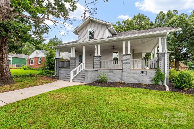 Property image 2 of 806 4th Street Drive in Oakwood, Hickory, NC 28601