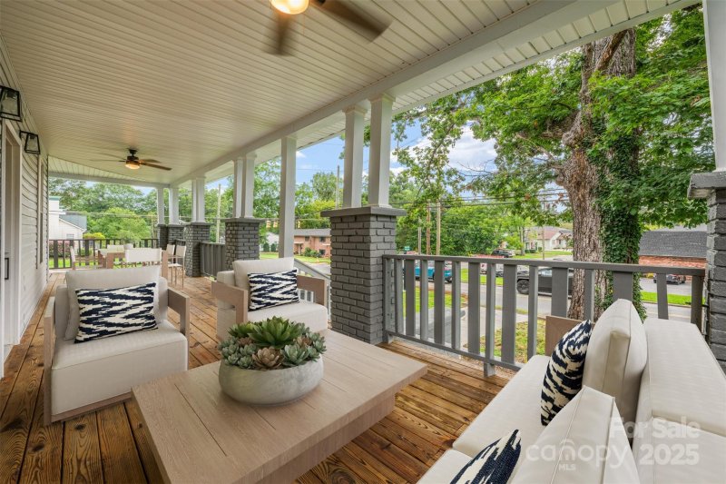 Property image 3 of 806 4th Street Drive in Oakwood, Hickory, NC 28601