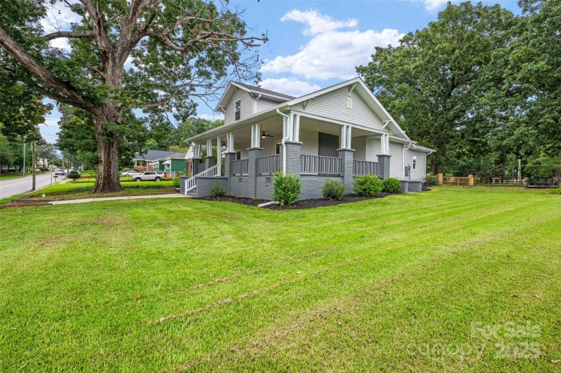 Property image 4 of 806 4th Street Drive in Oakwood, Hickory, NC 28601