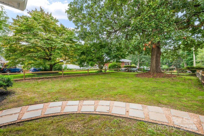 Property image 5 of 806 4th Street Drive in Oakwood, Hickory, NC 28601