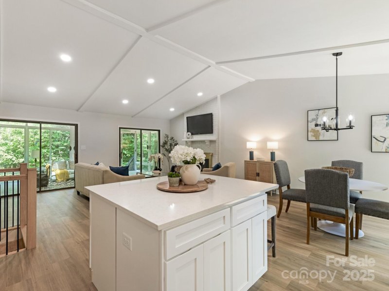 Property image 5 of 1405 Rinehart Court in Sardis Forest, Charlotte, NC 28270