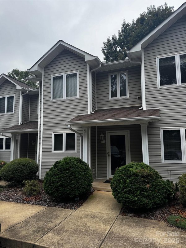 White Oak Manor, Claremont Community