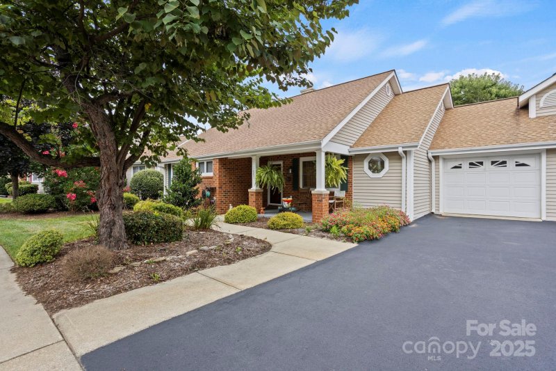 Property image 3 of 1007 Saddlebrook Drive in Saddlebrook, Hendersonville, NC 28739