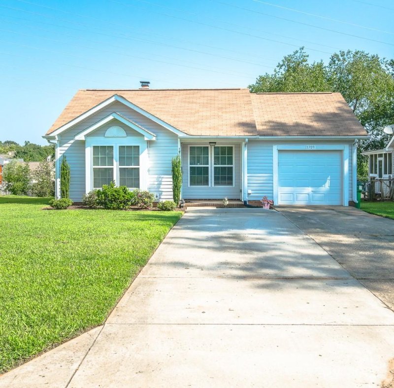 Property image 2 of 1709 Katherine Kiker Road in Faires Farm, Charlotte, NC 28213