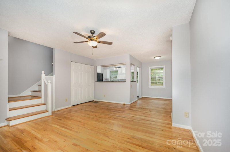 Property image 2 of 547 Wakefield Drive in Selwyn Village, Charlotte, NC 28209