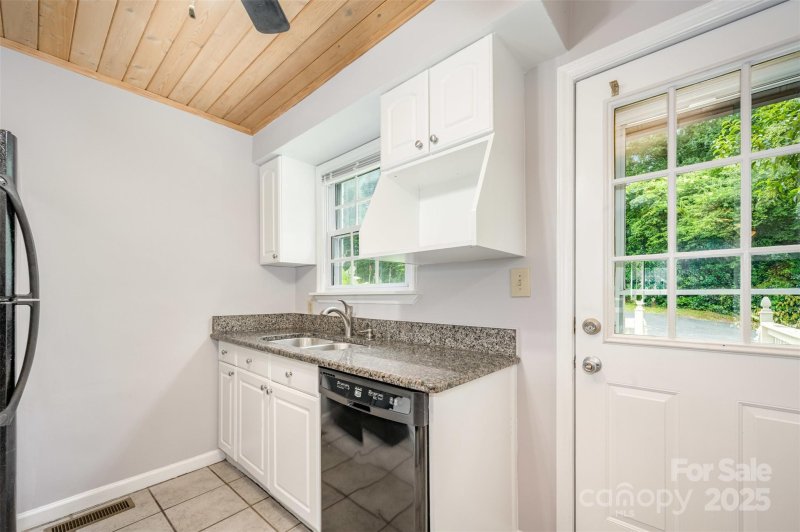 Property image 4 of 547 Wakefield Drive in Selwyn Village, Charlotte, NC 28209