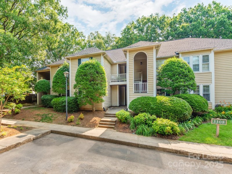 Property image 2 of 3308 Selwyn Farms Lane in Hunters Run, Charlotte, NC 28209