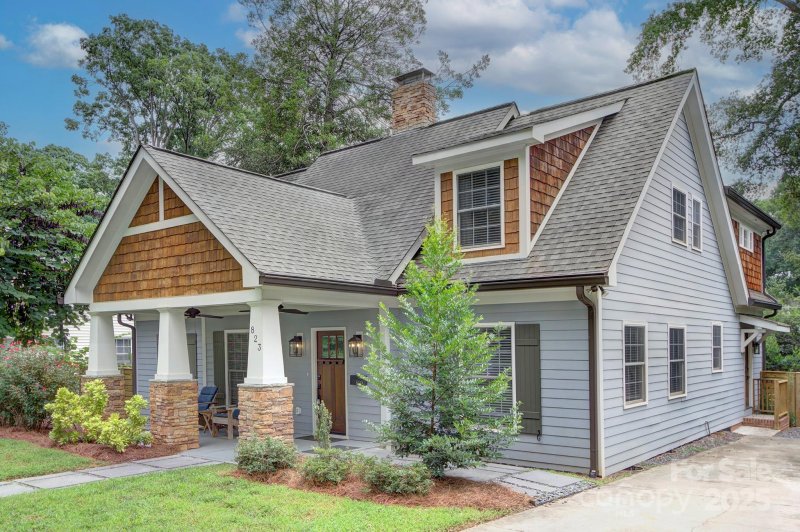 Property image 2 of 823 Sedgefield Road in Sedgefield, Charlotte, NC 28209