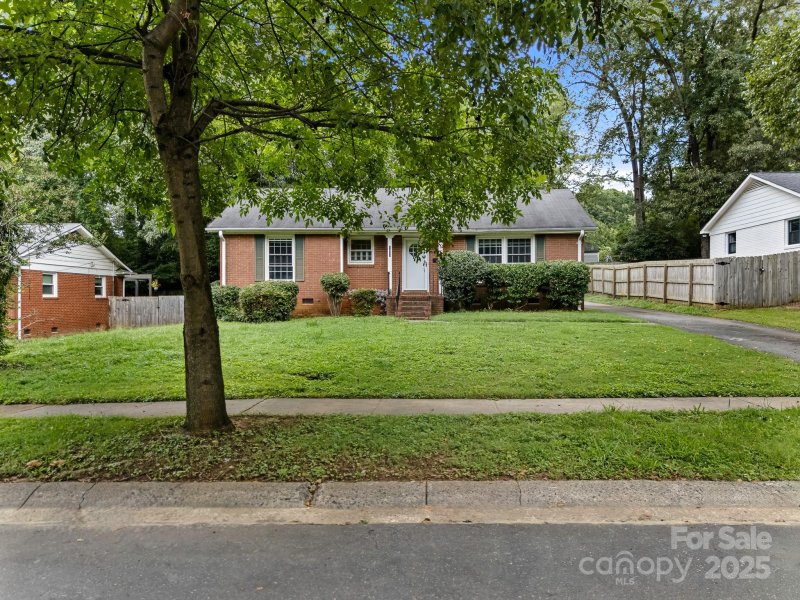 Property image 2 of 1429 Tarrington Avenue in Sheffield, Charlotte, NC 28205