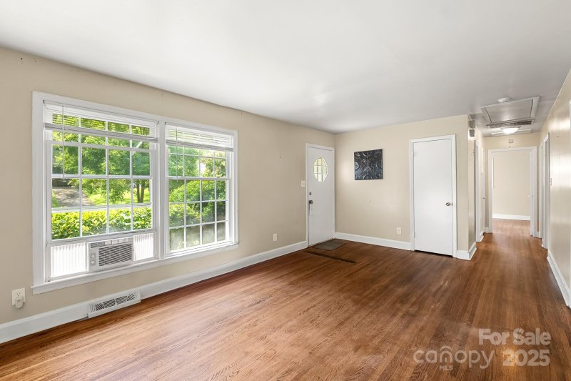 Property image 4 of 1429 Tarrington Avenue in Sheffield, Charlotte, NC 28205