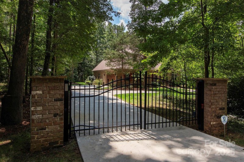 Property image 5 at 4114 Whispering Oaks Drive, Charlotte, NC 28213