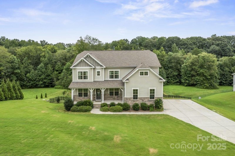 Property image 3 of 137 Rain Shadow Drive in Hollybrook, Mooresville, NC 28115