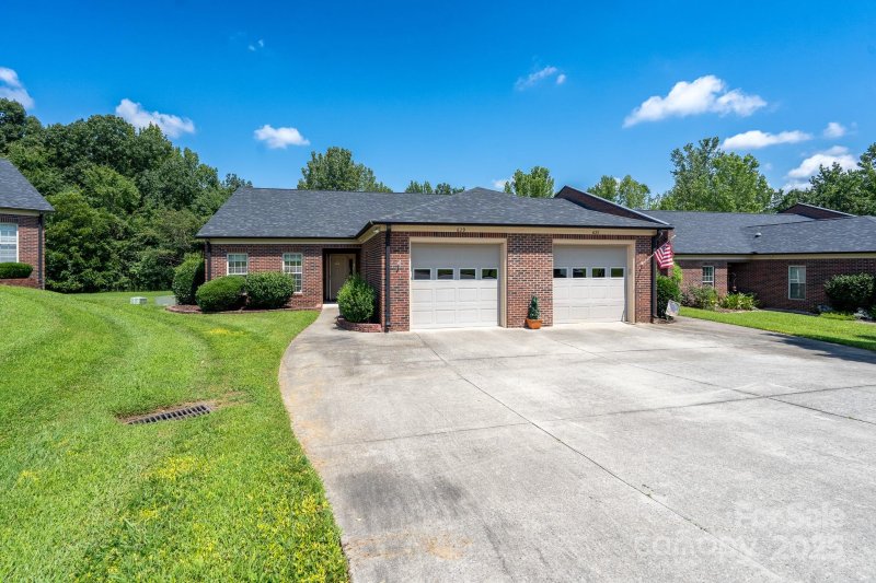 Property image 3 of 629 Camrose Circle in Oakleaf, Concord, NC 28025