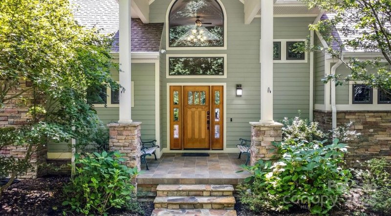 Property image 2 of 301 Gateway Drive in Pathways Of Solomon, Hendersonville, NC 28739