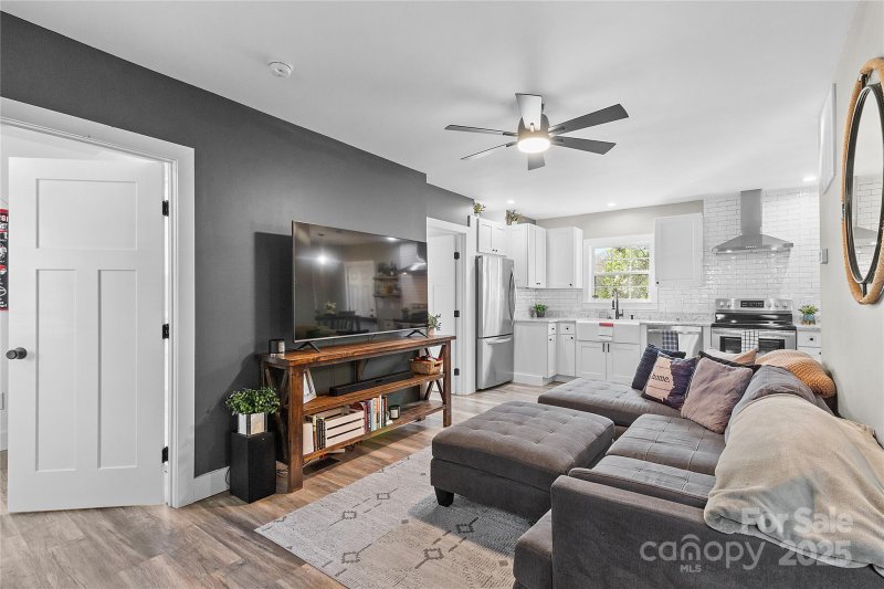 Property image 2 of 1522 Princess Place in Regal Heights, Charlotte, NC 28208