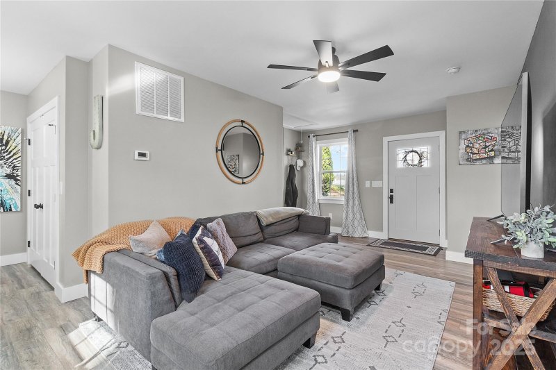 Property image 3 of 1522 Princess Place in Regal Heights, Charlotte, NC 28208