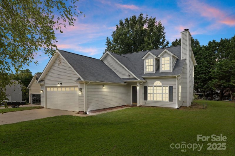 Rolling Oaks, Charlotte Community