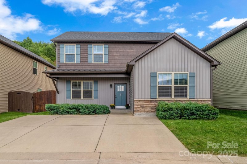 Property image 2 of 27 Mann Lane in Sycamore Cottages, Fletcher, NC 28732